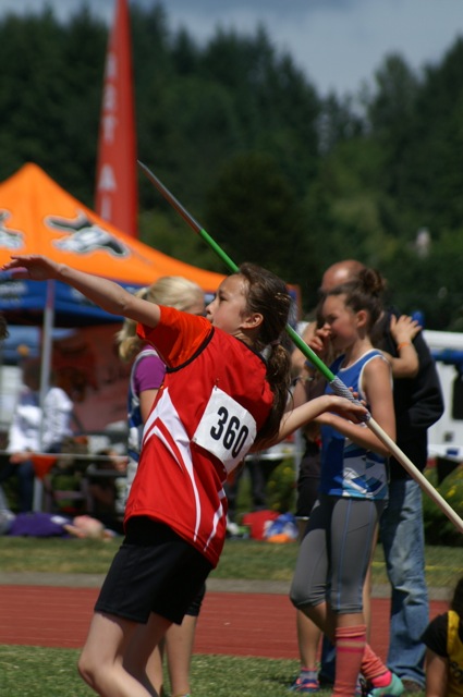 Young Club Rapide athlete throwing a javelin